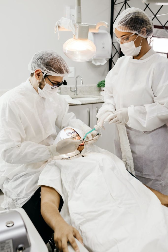 Tandartscontrole met Tandarts Haydar en zijn assistente - Een illustratie van een standaard tandartsbehandeling in actie.