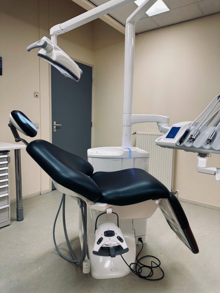 Behandelkamer van The Face Kliniek - de behandelstoel van de tandartspraktijk in Marum en het bij behorende apparatuur van een tandarts.